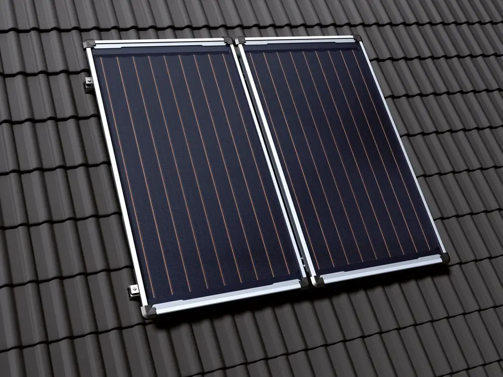 Zwei schwarze Solarpanels auf einem schrägen Dach, montiert mit Aluminiummontageprofilen. Bosch-Logo unten rechts auf einem der Panels sichtbar.